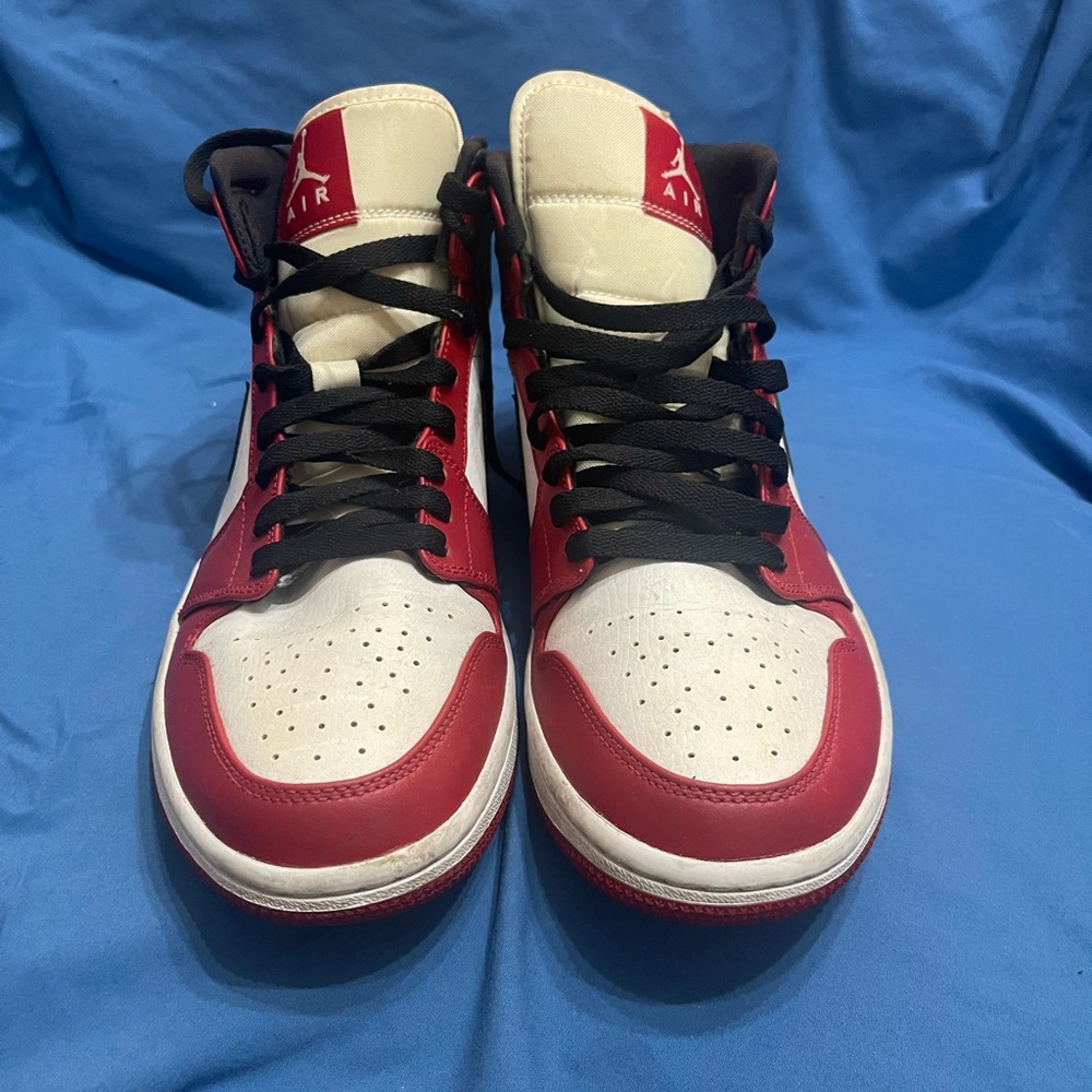Air Jordan 1 Mid 'Chicago' men’s size 8